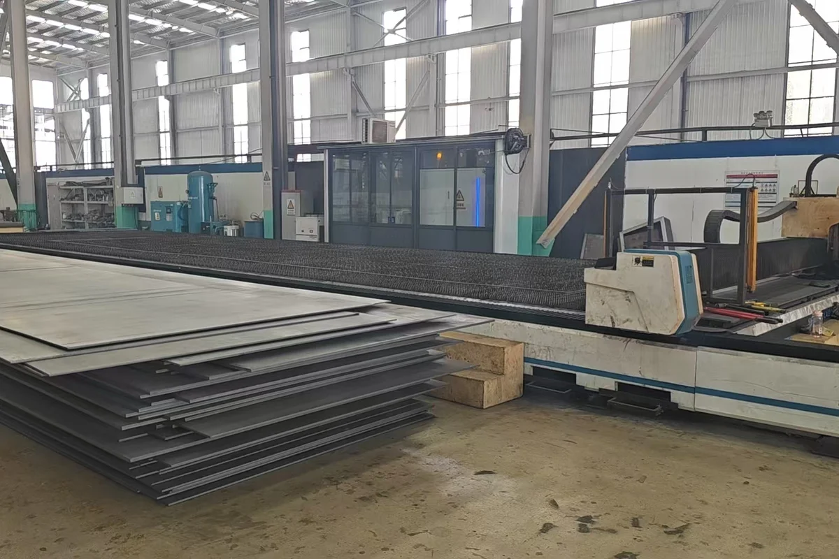 Shipbuilding steel plate pre-treatment and heavy processing line